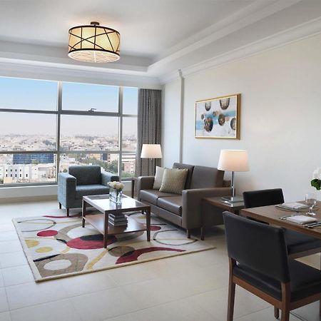 Marriott Executive Apartments Al-Khobar Eksteriør bilde A living room at the hotel