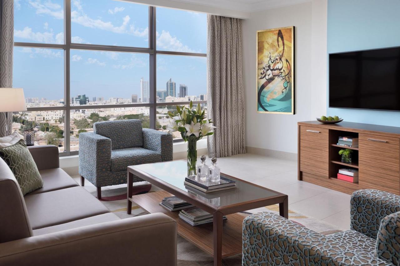 Marriott Executive Apartments Al-Khobar Eksteriør bilde A living room in a typical apartment