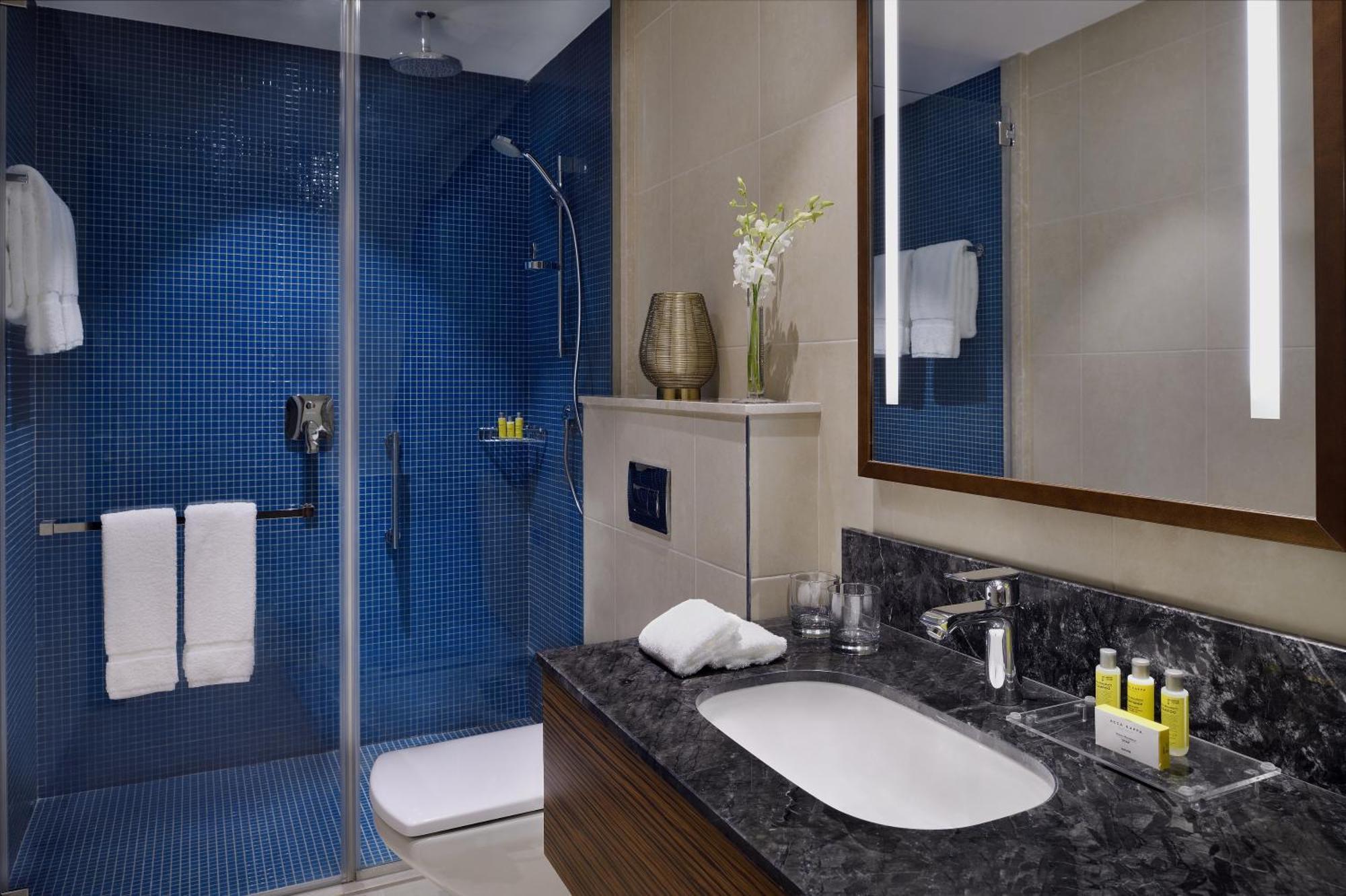 Marriott Executive Apartments Al-Khobar Eksteriør bilde A bathroom in a hotel