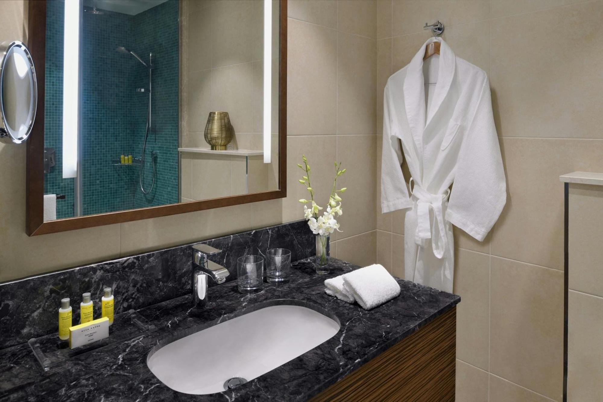 Marriott Executive Apartments Al-Khobar Eksteriør bilde A bathroom in a hotel